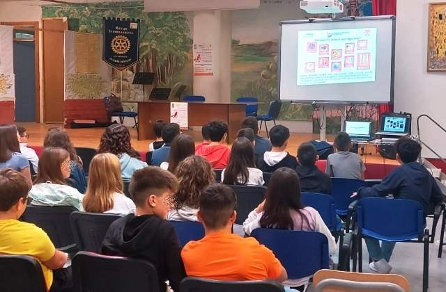Niscemi. Rotary club e studenti sul tema “Smetti di fumare: scegli la salute, anche quella orale” 